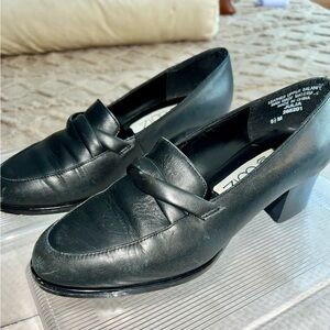 Zodiac Women's Classic Black Loafers